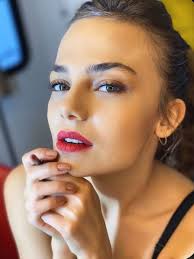 Bahar Sahin In 2020 Blonde Hair With Highlights Hair Highlights Turkish Beauty