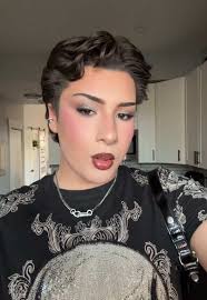 Estilo de maquillaje y atuendo para el concierto de Charli XCX