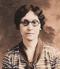 Effie Mcgee's Instagram, Twitter & Facebook