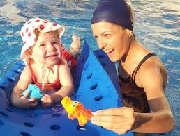 Clubul sportiv junior swim iasi organizeaza cursuri de inot pentru adulti si copii, clasificate pe grupe de varsta, dar si functie de gradul de insusire a tehnicii procedeelor de inot. Inot Gokid