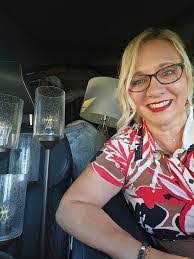 Lisa Handley's Instagram, Twitter & Facebook