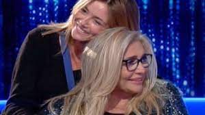 Sotto il post della donna mara venier, nel corso della puntata di 'domenica in' dello scorso 23 febbraio, è finita al centro di una guerra mediatica. Elisabetta Ferracini Figlia Mara Venier Chi E Eta Carriera Vita Privata