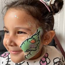 I haven't posted in so long! Im still here, painting and twisting away!  here's a cute little shot form this weekend. 🌷🌸🌷🌸 #facepaint  #facepainter #rosefacepaint #flowerfacepaint #facepaintfun