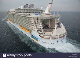 May we present you with a small selection of the wide range of cruises available on royal caribbean' allure of the seas. Luftaufnahme Der Allure Of The Seas Eine Kreuzfahrt Schiff Von Royal Caribbean Segeln In Richtung Der Verkehrsverbindung Brucke In Danemark Stockfotografie Alamy