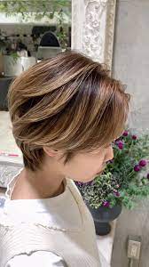 バレイヤージュ 動画 髪色 ハイライト ショートヘアの前髪 ヘアスタイリング