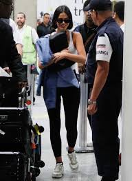 Kourtney kardashian looks busty on date with younes bendjima. Bruna Marquezine Causa Tumulto Ao Desembarcar No Aeroporto Ofuxico