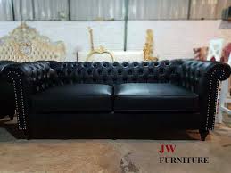 Model kursi sofa tamu minimalis yang satu ini dibuat dari bahan kayu jati jepara berkualitas dengan desain sederhana namun juga terlihat elegan dan menarik. Sofa Tamu Chester Black