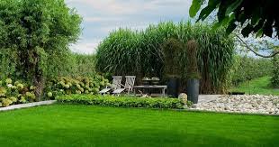 landelijk tuinontwerp met hortensia s een gazon en een houten vlonder tuin onderhoudsvriendelijke tuin tuin ideeen