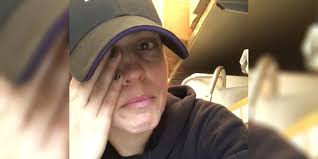 Funcionária da FedEx ora por cliente e viraliza nas redes sociais