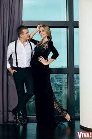 Вони разом працюють на проектах, відпочивають впливовий чоловік вирішив одружитися з норовливою молодою журналісткою. Katerina Osadcha Vpershe Pokazala Sebe Vagitnoyu Poryad Z Kohanim Cholovikom Glamur Tsn Ua