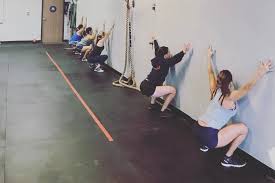 Hoy te hablaremos de las sentadillas con salto, la cual se considera una variante excelente para mejorar. No Sabes Que Son Las Sentadillas Hasta Que Las Haces De Cara A La Pared Y Presumes En Instagram Buenavida El Pais