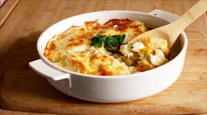 Un délicieux cake au saumon et poireaux. Gratin De Pommes De Terre Poireaux Cremeux Au Parmesan Youtube