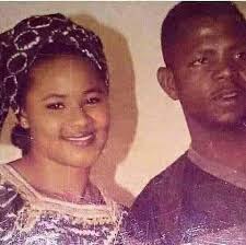 Masoyan Da Mutuwa Ta Raba Su Da Kasancewa Da Juna Jarumi Shu'aibu Lawal  Kumurci tare da marigayiyar matar sa; Balaraba Muhammad a wasu shekaru da  suka gabata, lokacin rayuwar ta. Da fatan