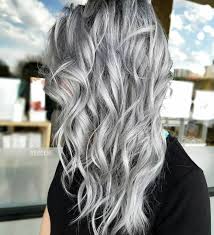 Mit dem richtigen silbershampoo klappt es und ich zeig es euch. Graue Tonung Mittellange Lockige Silberne Haare Schwarzes T Shirt Haare Grau Farben Graue Haarfarben Haarfarben