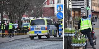 A man in his 20s is in custody after being shot in the leg by police following the attack in vetlanda. Erocwpejipvs9m