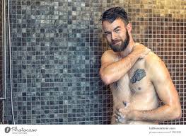 Freundlicher junger Mann, der unter der Dusche sich einseift - ein  lizenzfreies Stock Foto von Photocase