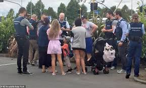 Perioadele cele mai indicate pentru inceperea unei cautari de zboruri ieftine catre noua zeelanda sunt cu doua sau trei luni inainte de data plecarii. O Familie De Britanici DeportatÄƒ Din Noua ZeelandÄƒ DupÄƒ Ce A Creat Haos In DouÄƒ OraÈ™e News Romania