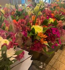 Whether it be mother's day, graduation, father's day or kiss and make up day can you get your petals from this grocer? Aldi Flowers Grab Orchids Flower Bouquets And More For Mother S Day