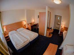 Genaue informationen zu ihrer anreise und den bei uns im hotel zu beachtenden regeln finden sie hier. Hotel Am Fusse Der Elbbrucken Elbbrucken Hotel Hamburg Bewertungen Tripadvisor