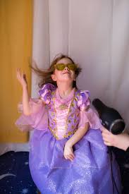 This is the outfit rapunzel wears for every episode of season one. Costumi Carnevale Disney Rapunzel E Floundersofiscloset