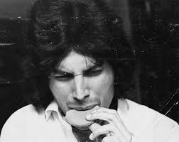 Я знаю, что там находится дом, в котором родился фредди меркьюри, только ради него хочу на занзибар. Freddi Merkyuri Privatnye Snimki Lidera Gruppy Queen Zagge Ru