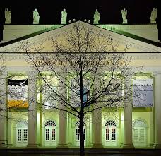 „stadtverwaldung, kassel, erste gepflanzte eiche vor dem museum fridericianum bei nacht. 7000 Eichen Wikipedia