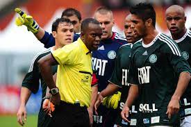 Bressan foi expulso após disputa de bola com lourenço, do avaí. Irmao De Arbitro Do Classico Ja Moveu Processo Contra Felipao Veja