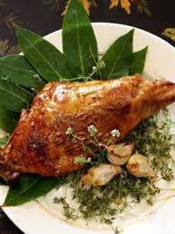 Gigot D Agneau De Lait A La Fleur De Thym Pour 2 Personnes Recettes Elle A Table Recette Recette Gigot Agneau Agneau De Lait Recette Gigot
