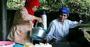 Setiap anak memiliki kewajiban untuk berbuat baik kasih sayang yang tulus yang diberikan orang tua tidak akan mampu dibayar dengan uang oleh seorang anak. 20 Adab Kepada Orang Tua Menurut Islam Beserta Dalil Dari Al Quran Dan Sunnah Abana Online