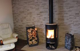 Pour parfaire le nettoyage, terminez par un peu de produit à vitre classique. La Vitre De Votre Poele A Bois Noircit Voici Comment L Eviter Cheminees Bergelor