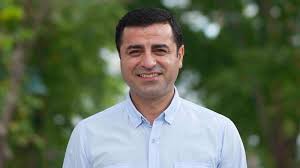 Edinilen son dakika bilgisine göre, selahattin demirtaş yeni çıkan yargı paketi çerçevesinde, 4 yıl 8 ay ceza aldığı dosyadan tahliye oldu. 15 Soruda Selahattin Demirtas Dosyasi Neden Hala Cezaevinde Son Dakika Haberler