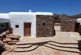 The roofs were covered with tiles, or reeds, and the houses had one or two storeys. Classic Greek Home Boasts Integrated Architectural Style
