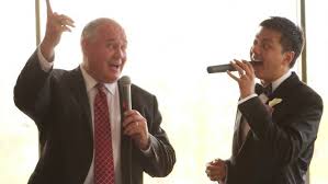 Mayor Frank Scarpitti & Aaron Madar 馬亞倫Sings Chinese Song