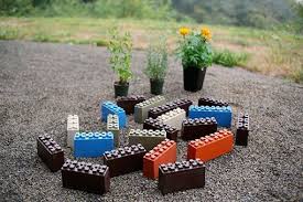 Aquí una original idea para hacer jardineras utilizando bloques de cemento. Jardineras Hechas Con Bloques De Plastico Al Estilo Lego
