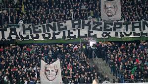 Dabei könnten die vorraussetzungen kaum unterschiedlicher sein. 2 Bundesliga Hannover 96 Schlagt Holstein Kiel Erneute Spielunterbrechung Der Spiegel
