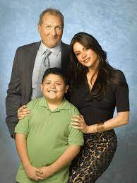 Ser madre es el mejor regalo de gloria. Modern Family Photo Cast Of Modern Family Modern Family Season 1 Modern Family Cast Modern Family