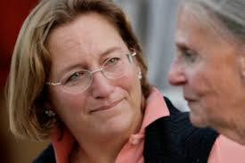 Mann's chief bows out with fanfare