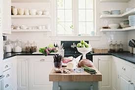 Biasanya kitchen set terdiri dari rak piring, rak sendok, laci untuk tempat bumbu, lemari atas untuk penyimpan piring dan gelas ringan, serta lemari bawah untuk menyimpan peralatan berat. Kitchen Set Minimalis Dengan Fungsi Maksimal Viku Furniture Bandung
