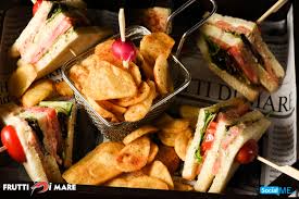 To Agaphmeno Piato Mikrwn Kai Megalwn Pio Ygieino Apo Pote Club Sandwich Me Kapnisto Solwmo Kane To Pio Eyxaristo Break Food Gastronomy Fish And Meat