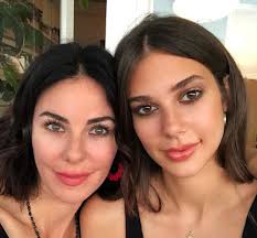 Ailesinin ikinci kızı olarak dünyaya geldi. Defne Samyeli Nin Kizi Deren Talu Hangi Dizide Oynayacak Amerikali Turk