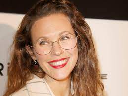 Sortie de mon livre c'est pas (si) compliqué ! le 28 octobre ! Lorie Pester Confinee Avec Son Compagnon Leur Couple A T Il Survecu Femme Actuelle Le Mag