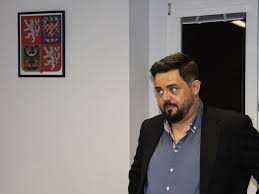 Předmětem vyšetřování je jeho komentář na twitteru a výrok, že by komunistický poslanec zdeněk ondráček „měl viset za vlastizradu kvůli cestě do doněcké lidové republiky. Starosta Novotny A Reporyje Parlamentnilisty Cz Politika Ze Vsech Stran