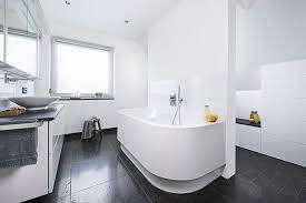 Die badewanne steht auf einem untergestell, welches bereits auch schon integriert ist. Bad Unter Der Dachschrage Bauen Com