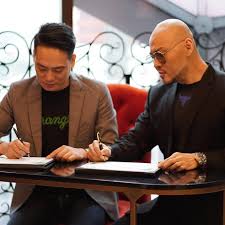 Ia adalah seorang pesulap profesional keturunan tionghoa. Deddy Corbuzier An Honor To Be The Brand Ambassador Of Facebook