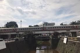 Mayat seorang lelaki ditemukan terbaring di atas jalan raya yang berhadapan dengan sebuah rumah di jalan temiang di sini selepas mangsa dipercayai terlibat dalam satu pergaduhan malam tadi. Viaduct Jalan Legendaris Di Bandung Dan Saksi Kisah Cinta Soekarno Halaman All Kompas Com