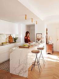 En este caso, los muebles de cocina en tonos claros te darán el contraste que necesitas con la encimera de black hebenum. Estas 30 Cocinas Blancas Suman Luz Amplitud Y Belleza