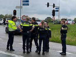 De politie in nederland (nationale politie) is een politiedienst, belast met het handhaven van de wetten van nederland, het bewaren van de openbare orde en het verlenen van hulp. Verdachte Overleden Zes Man Opgepakt Na Politieachtervolging Bij Amsterdam Nrc