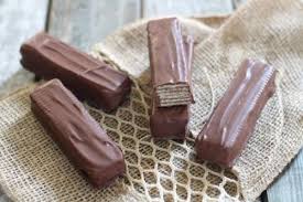 Elle Ne Prend Que Deux Ingredients Cette Recette De Kit Kat Maison Recipe Kit Kat Desserts Peanut Butter