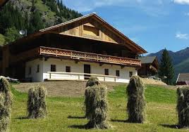 Von innervillgraten auf wanderwegen,höhensteige und forstwegen geht es über kalkstein zur alfenalm. Almhutte Alfen Und Giatla Haus In Kalkstein Innervillgraten