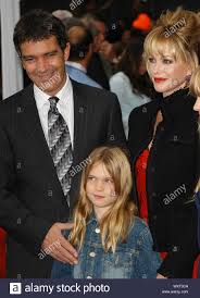 Die junge goldie hawn ginge direkt neben ihrer tochter kate hudson definitiv als deren zwillingsschwester durch. Melanie Griffith Und Ihre Tochter Stella Banderas Gehen Zu Einem Haut Pflege Salon In Hollywood Los Angeles Kalifornien 09 06 09 Stockfotografie Alamy